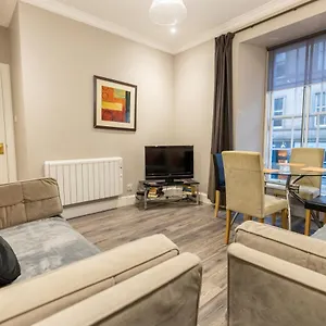 Two Bedroom Within Walking Distance To Centre Apartment