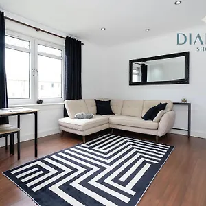 Cosy 2 Bed West End Free Parking Apartment